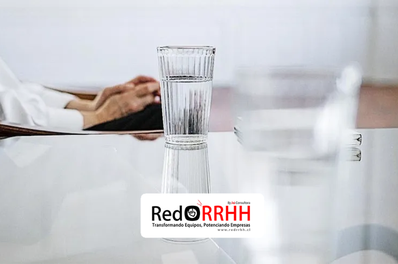 Qué significa aceptar un vaso de agua en una entrevista de trabajo